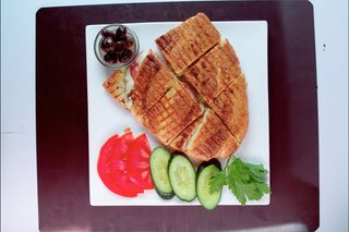 Тост с сыром и суджуком