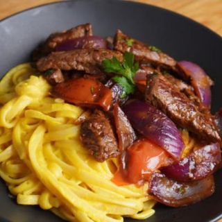 Espaguetis A La Huancaína Con Lomo Saltado