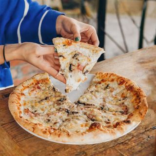 Піца з беконом та грибами (550г)