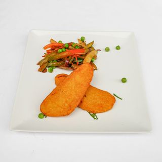 Merluza a la romana  con  su guarnición