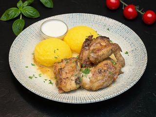 Pui la ceaun cu mujdei și mămăliguță (440g)