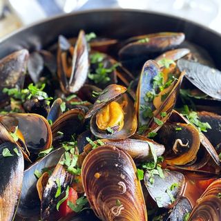 Midii in sos de vin alb