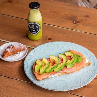 Pack tostada de salmón, licuado y mini croissant nutella 