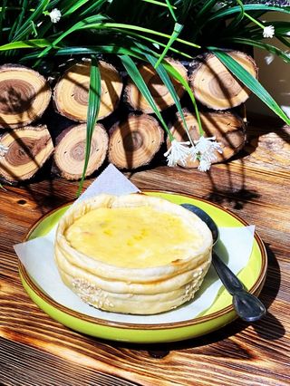 Жульен с курицей и грибами в хлебном горшочке