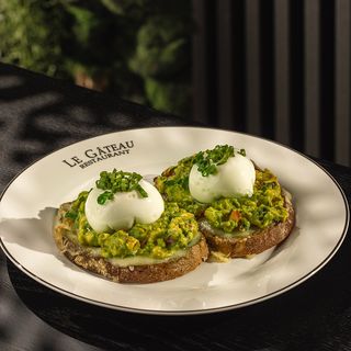 ავოკადოს ტოსტი პორშირებული კვერცხით