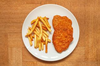 Cotoletta di pollo fritta con contorno