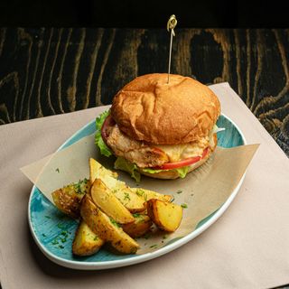 Бургер с куриным филе и соусом цезарь