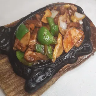Pato con bambú y setas chinas en bandeja quemada