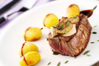 Biftek u biber sosu sa pečenim krompirom