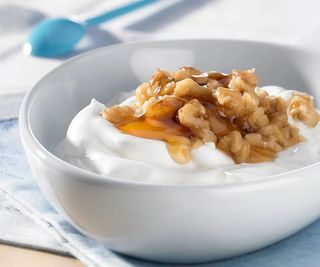Yogur Griego Con Miel Y Nueces