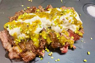 Tagliata con stracciatella e pistacchio