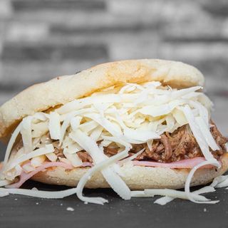 Arepa Cordon Bleu de Mechada