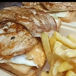 SANDWICH TRIPLE POLLO CABRA y papas