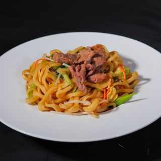 Ramen freschi fatti a mano saltati con manzo