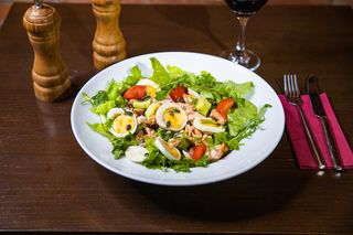 Salata cu somon si avocado