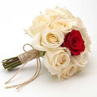 Bouquet De 11 Roses Ivoire Avec Une Rose Rouge Centrale