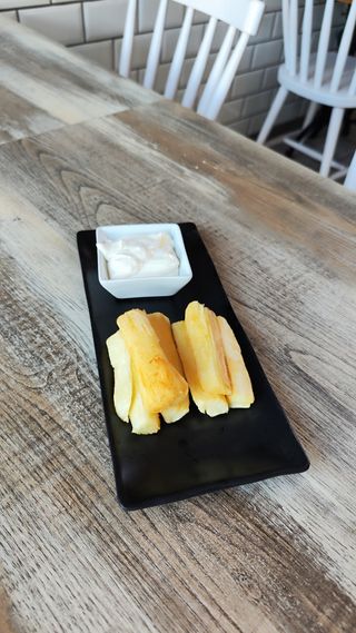 Yuca frita con salsa de queso