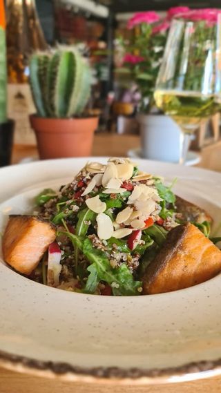 Kinoa salata sa lososom