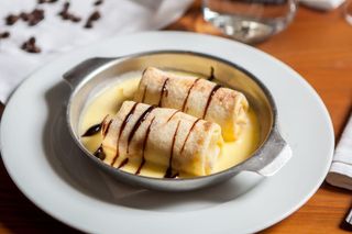 Clătite cu ciocolată, nuca și sos de smântână la cuptor