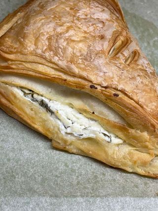 Листовик з сиром та зеленню