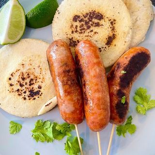 Chorizo con arepita 