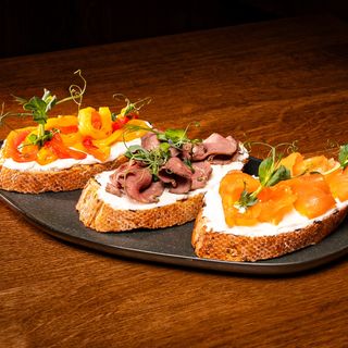 Assorti din bruschette  (ardei, somon, carne de viţel) 