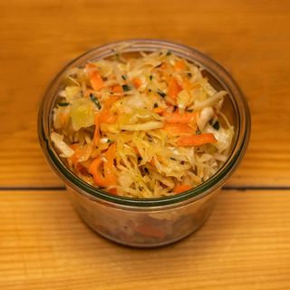 Surówka  z białej kapusty babci Heni