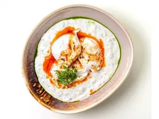 Turkish eggs cu crema de ardei si iaurt aromat