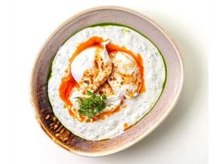 Turkish eggs cu crema de ardei si iaurt aromat