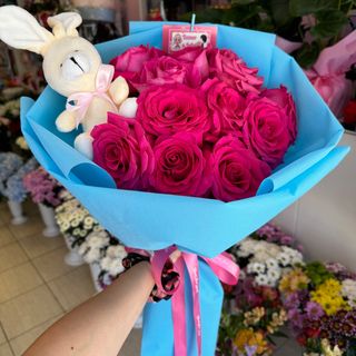 Букет с 11 бр. Цикламени рози и плюшено мече