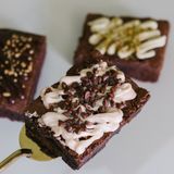 Brownie Con Topping De Chocolate Porción