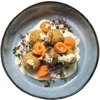 Сирники шпинатні та лососем з соусом блю чіз