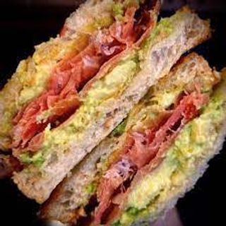 16 Sándwich De Jamón Serrano