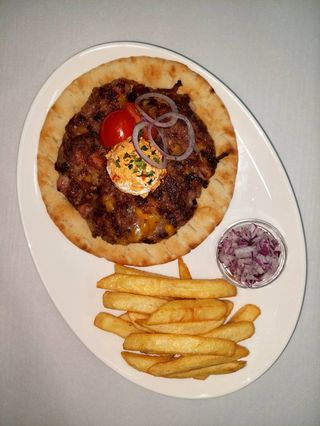 Pljeskavica sa cheddar sirom i slaninicom na zapečenom hlebu