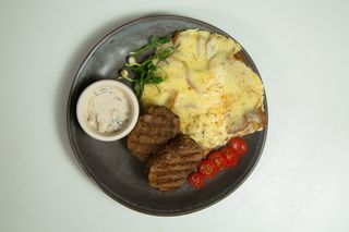 Медальоны под сливочно-грибным соусом (500г)