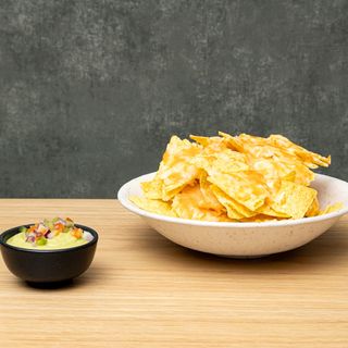 Nachos con crema de guacamole