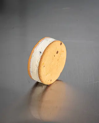 Biscotto gelato grande alla stracciatella con base alla crema