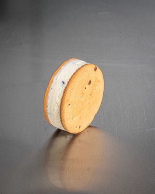 Biscotto gelato grande alla stracciatella con base alla crema