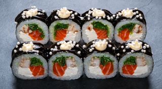 Рол Футомакі з лососем, вугрем та чукою