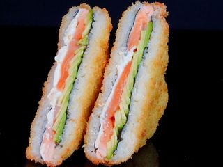 Sushi-kanapka z łososiem i awokado