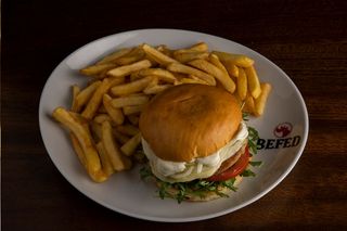 Galletto burger con patate fritte