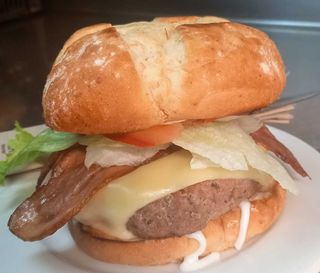 35. Hamburguesa con queso, lechuga, tomate y mayonesa