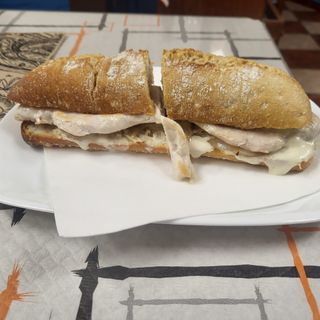 Bocadillo De Pechuga De Pollo Y Roquefort