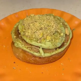 Cinnamon Roll Pistacho