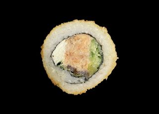 Uramaki pieczony łosoś.Całość w panko. 8 szt.