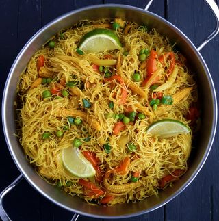 Fideos de arroz estilo Singapur (picante)