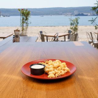 Хрупкави калмари с млечен сос (200г)