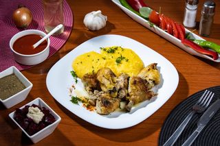 Pui la ceaun cu smântână și mămăliguță