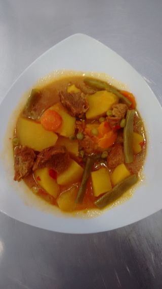 Guisillo de carne con patatas caliente 