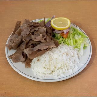 Riso basmati con spezie e kebab in vaschetta